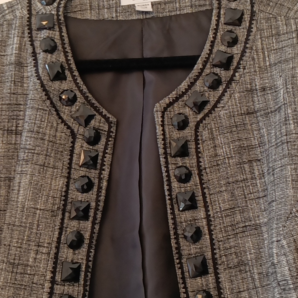 Pretty 3/4 sleeve jacket. Size 14/16